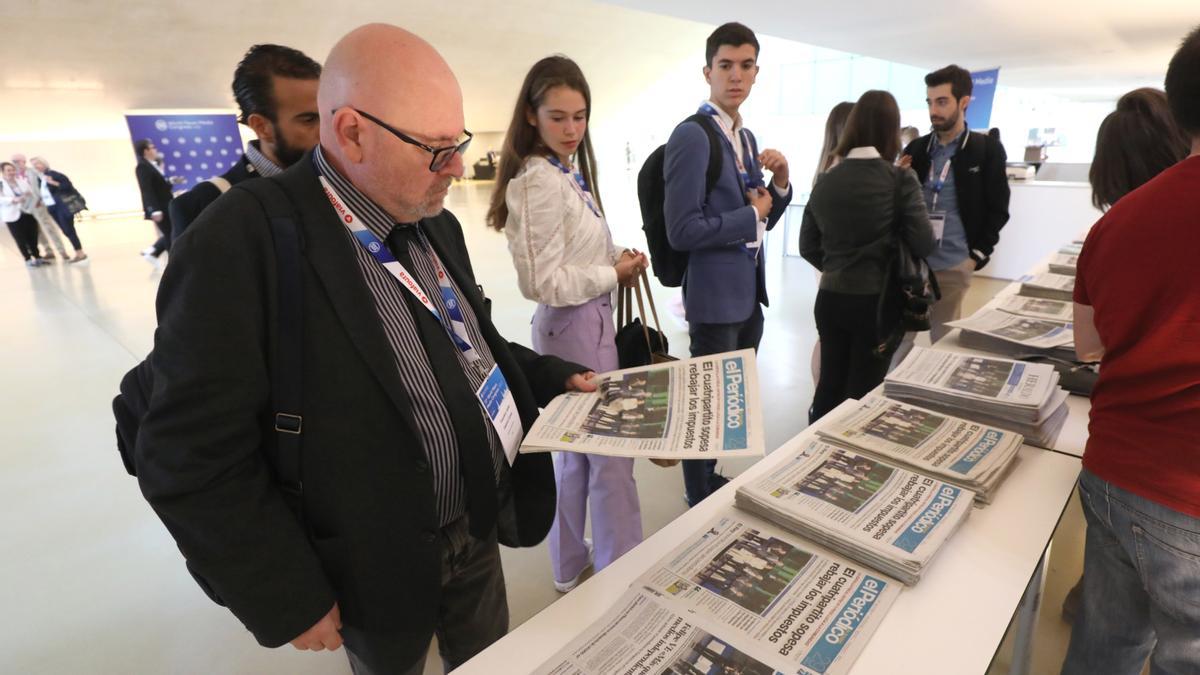 Un periodista recoge un ejemplar de EL PERIÓDICO DE ARAGÓN en el Congreso Mundial de Medios.