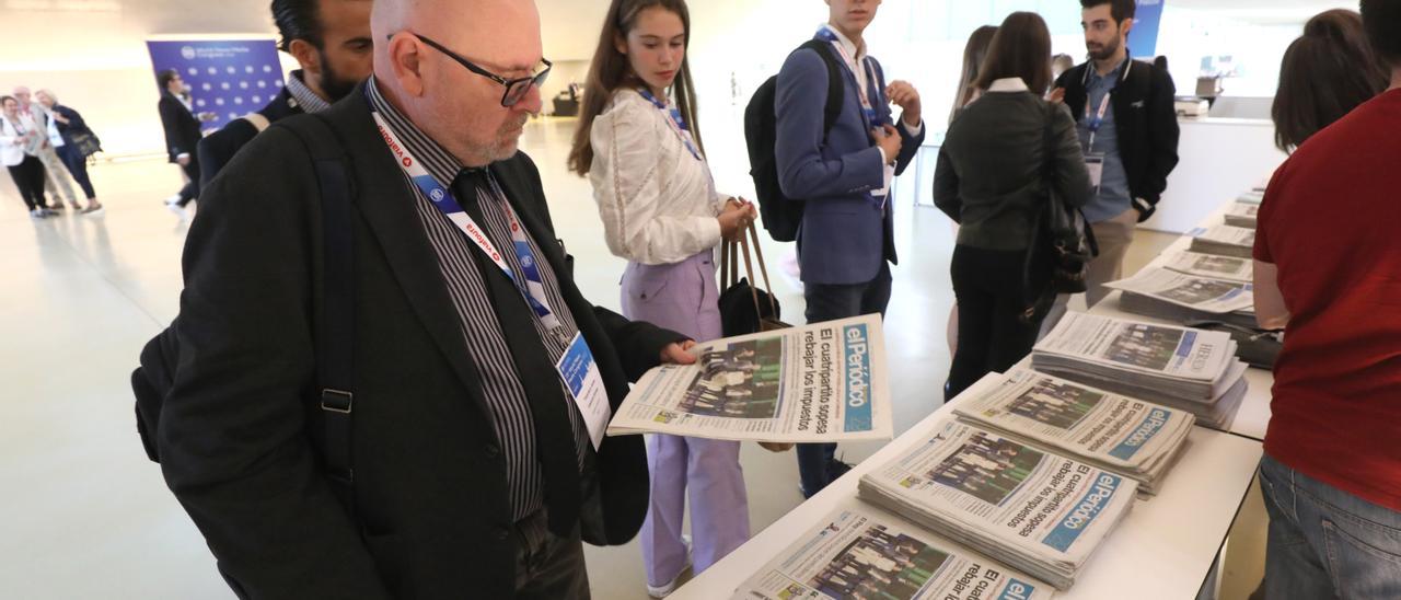 Un periodista recoge un ejemplar de EL PERIÓDICO DE ARAGÓN en el Congreso Mundial de Medios.