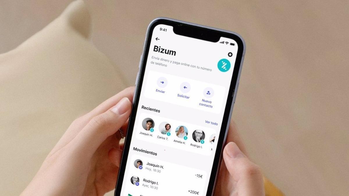 Una persona utiliza la aplicación Bizum