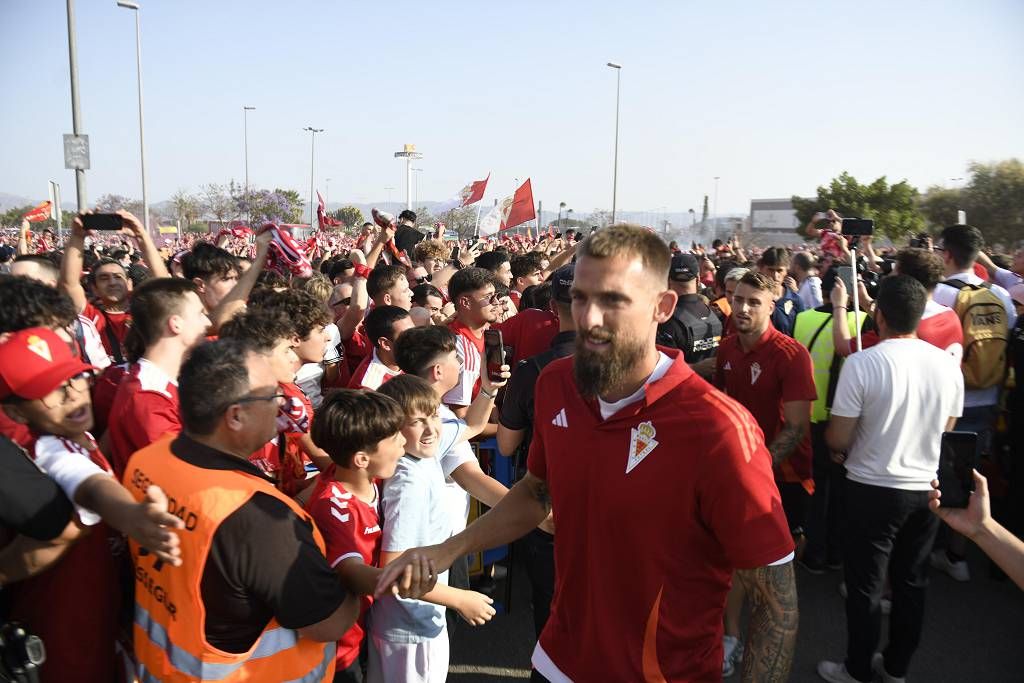 Recibimiento de la afición al Real Murcia antes del partido ante el Nástic