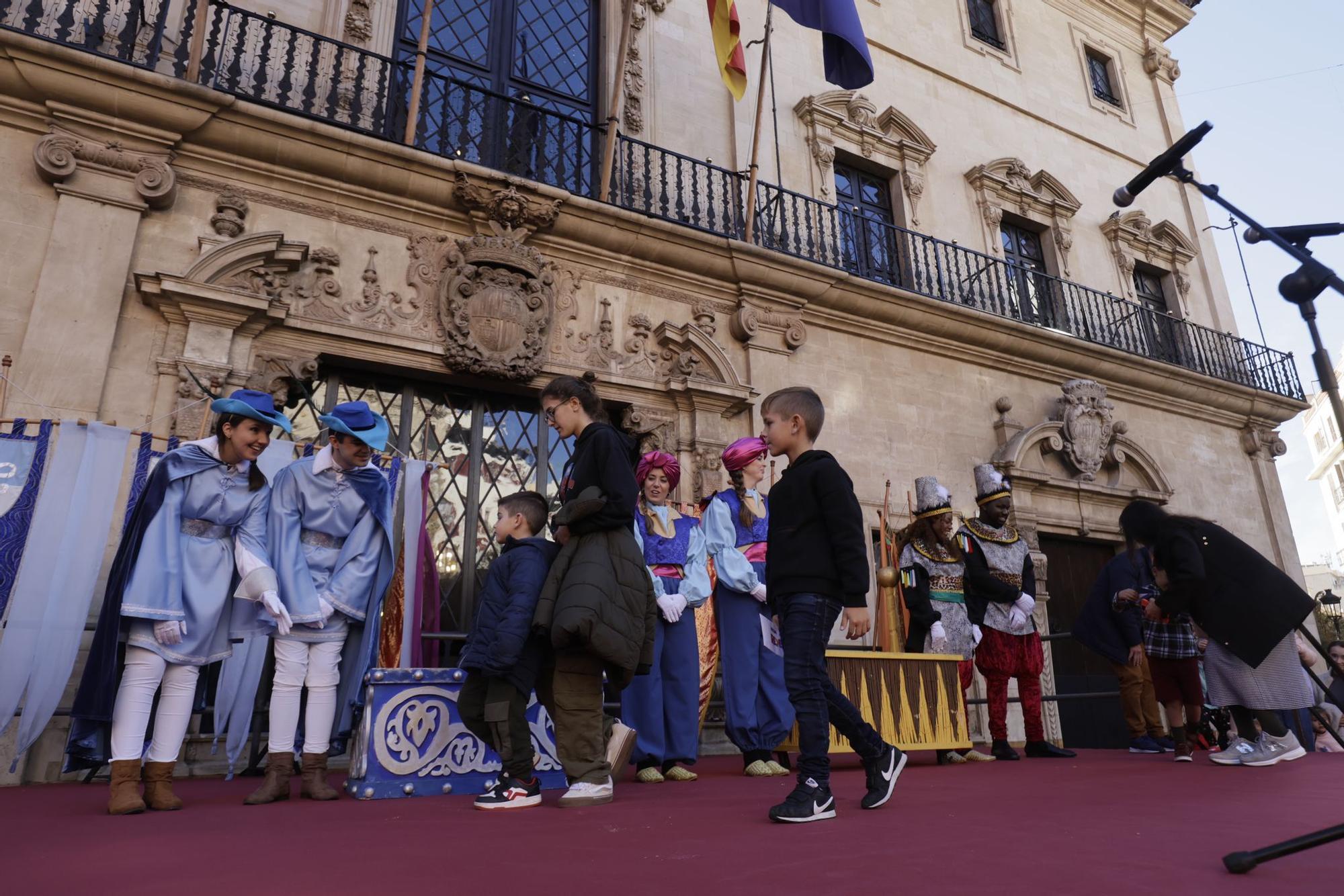 Los pajes reales reciben a cientos de niños frente al Ayuntamiento de Palma