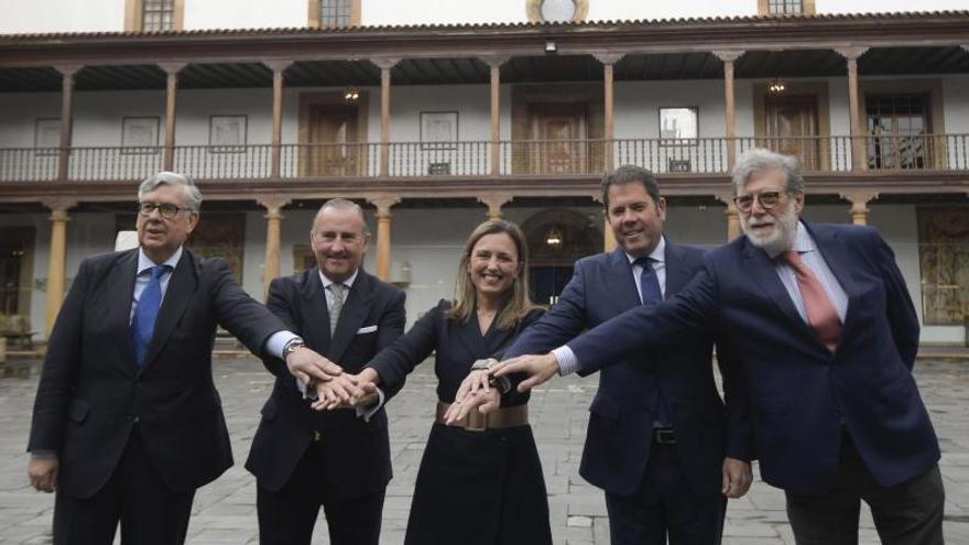 De izquierda a derecha, el presidente de la CEG, Juan Vieites; el responsable territorial del Sabadell, Pablo Junceda; la presidenta de FADE, María Calvo; el presidente de Cepyme, Gerardo Cuervas; y el presidente de CEOE Castilla y León, Santiago Aparicio. | EFE 