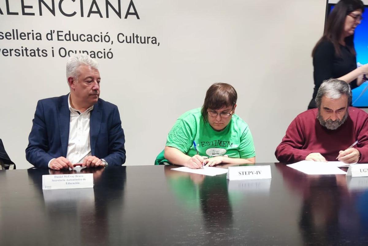 Firma del acuerdo entre el secretario autonómico de Educació, Daniel McEvoy, y el director general de Personal, Pablo Ortega, y los sindicatos con representació en la Mesa Sectorial.