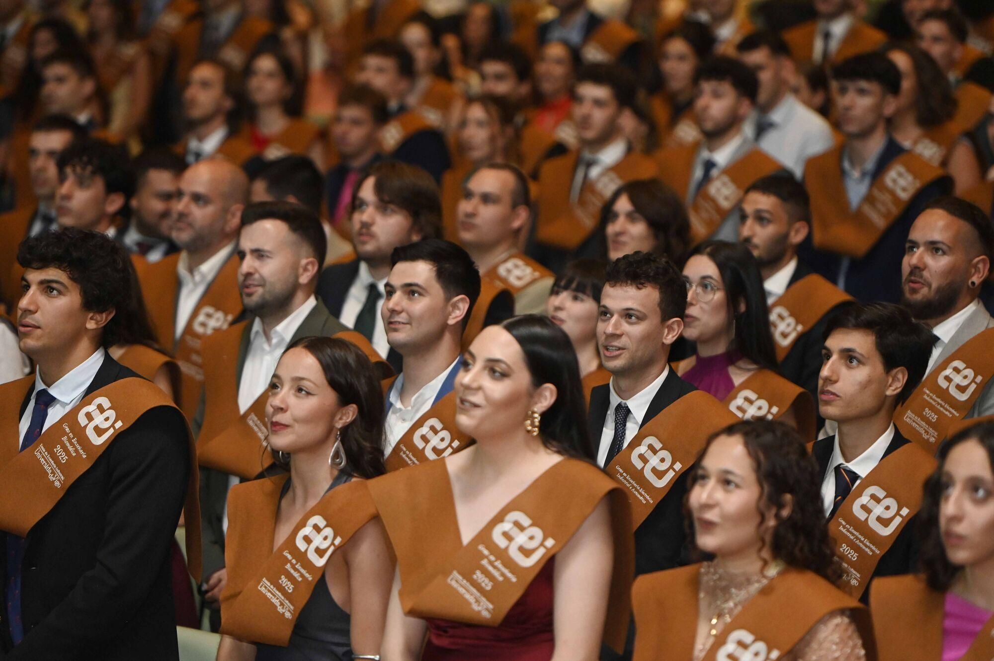 Graduación en el auditorio Mar de Vigo de la primera promoción de la Escuela de Ingeniería Industrial de los programas conjuntos de grado en Ingeniería Biomédica e Ingeniería en Electrónica Industrial y Automática, en Ingeniería Biomédica e Ingeniería Mecánica, y en Ingeniería en Electrónica Industrial y Automática e Ingeniería Mecánica.. Ingeniería.