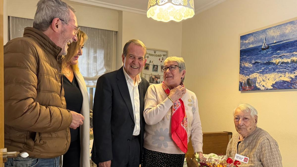 Abel Caballero y Yolanda Aguiar, con Antonia Giráldez y dos familiares.