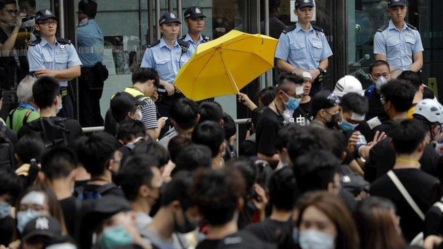 Los jóvenes rodean la comisaría de Hong Kong y exigen la liberación de los detenidos