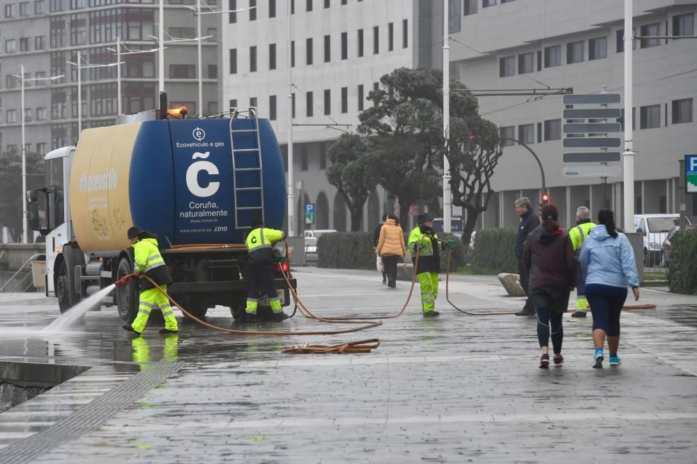 El temporal deja rastro en el paseo coruñés