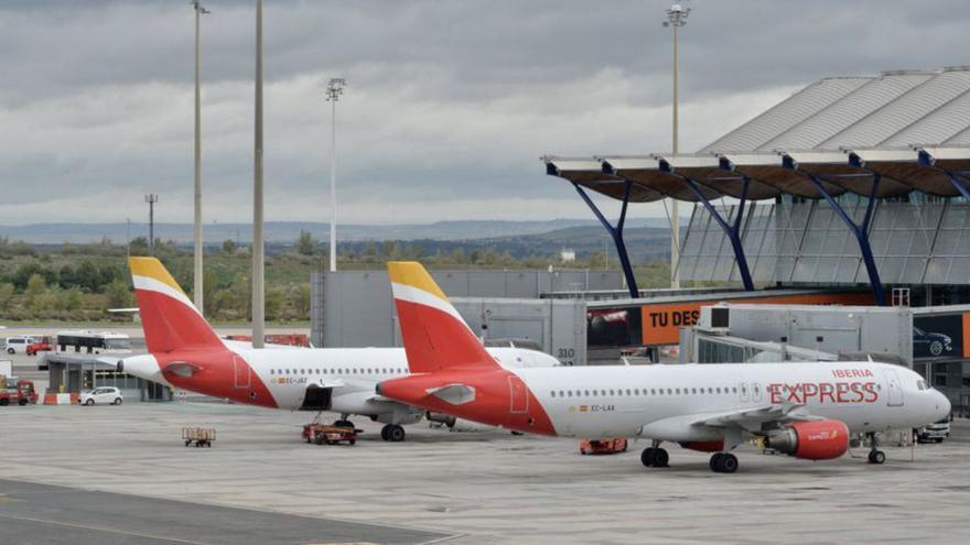 Dos aviones de Iberia Express en Barajas. | IE