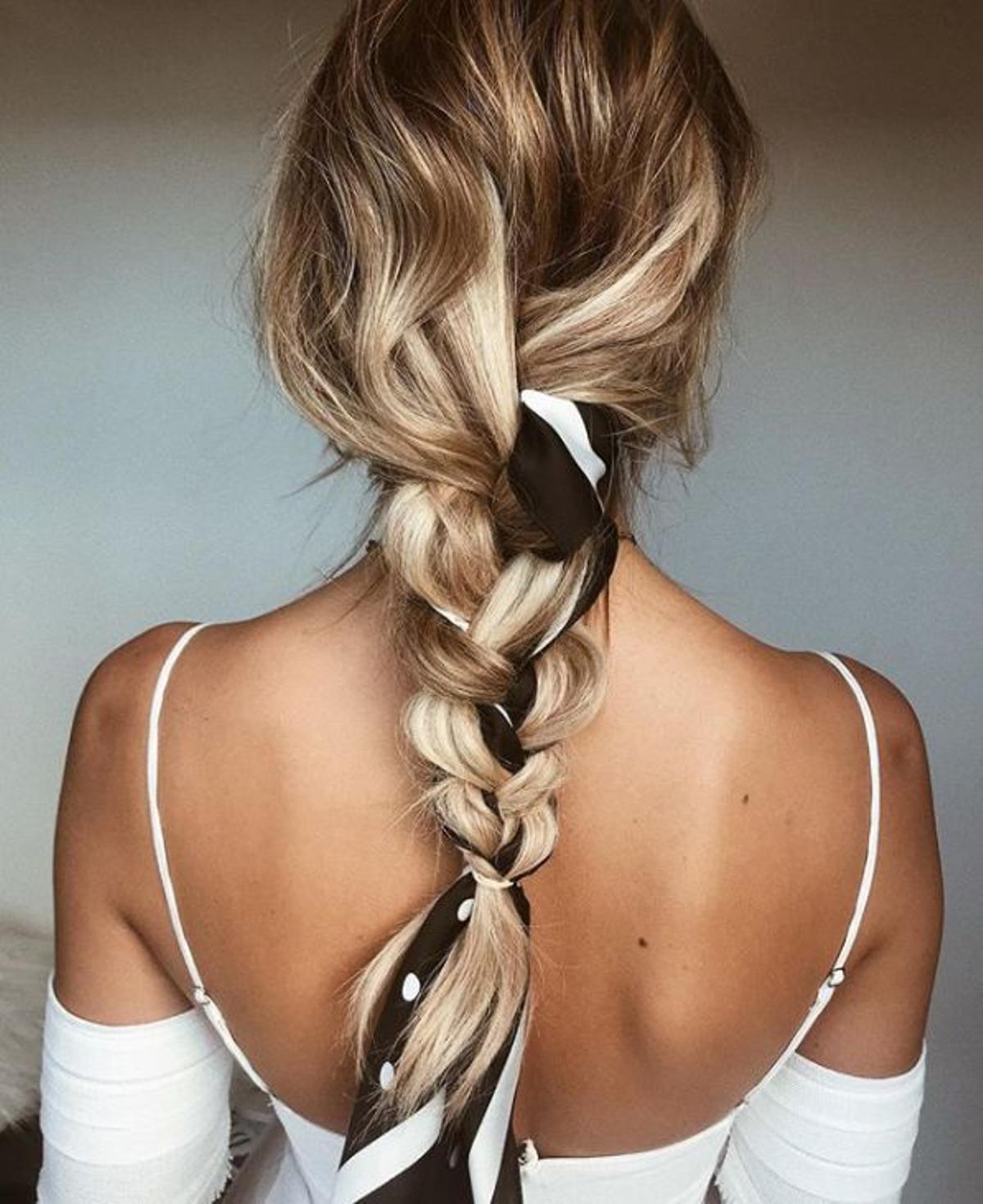 Trenza con pañuelo entrelazado