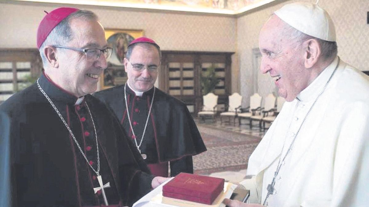 El obispo de Zamora, Fernando Valera, reunido con el papa Francisco en el Vaticano, en 2022.