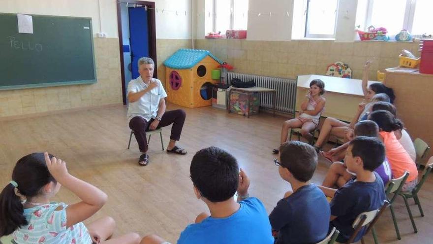 El profesor Pello Biain conversa con los alumnos.