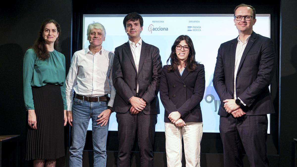 Nuria Bonet, periodista, Miquel Isern, Director Industrial de Silence y Movilidad de Acciona; Enrique González Dueñas, Principal en Boston Consulting Group; Sara López González, Consejera Técnica de la Organización Internacional del Trabajo en España y Miquel Estrada Romeu, Delegado de la UPC en el Instituto Europeo de Innovación y Tecnología EIT Urban Mobility