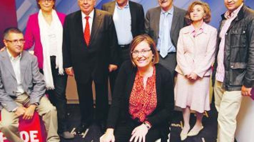 Fernández, atrás, en el centro, posa con los miembros de la candidatura.