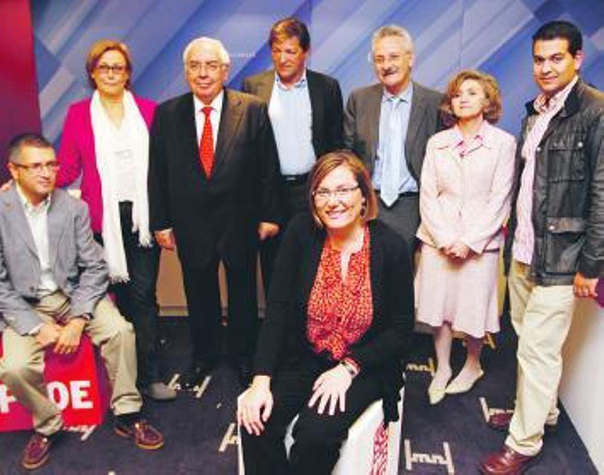 Fernández, atrás, en el centro, posa con los miembros de la candidatura.