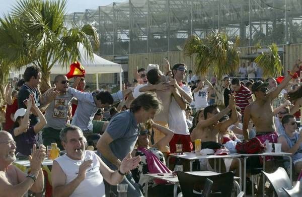 La afición zaragozana apoya a España en su debut en Las Playas