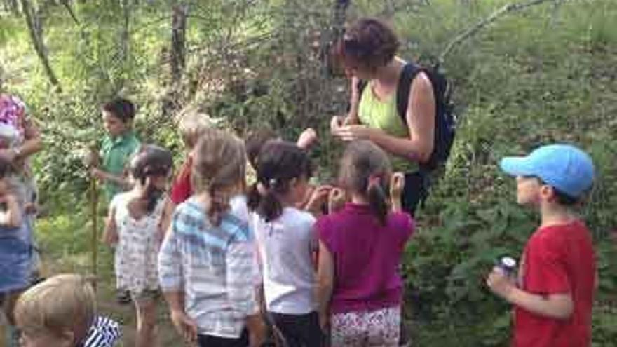 María Turiño explica aspectos de la naturaleza a unos niños y niñas.