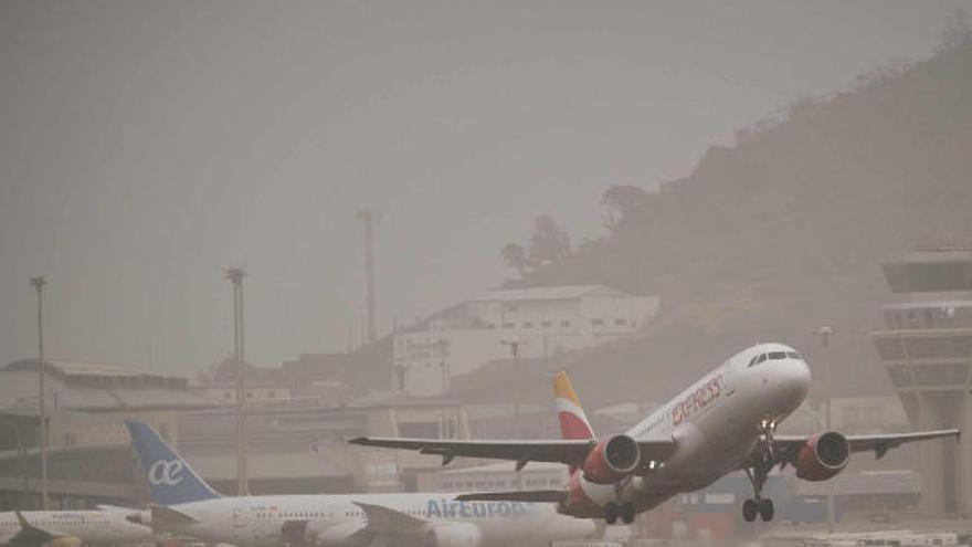 Un avión de Iberia despega de Tenerife Norte el pasado 24 de febrero durante uno de los días de calima.