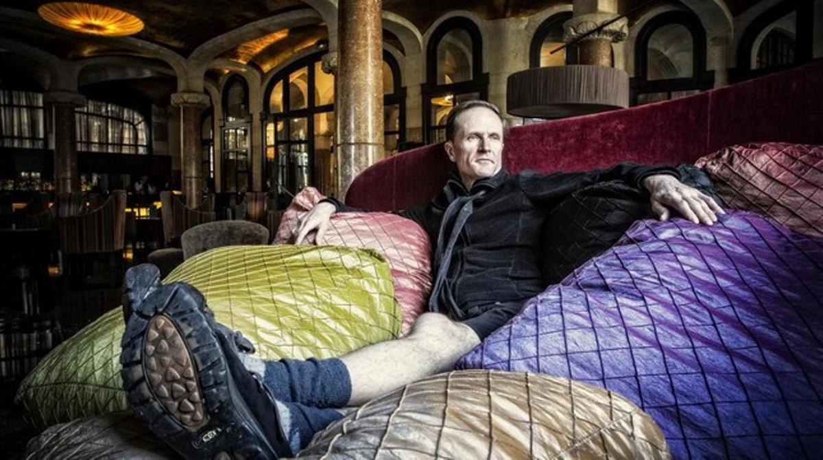 Philip Hoare flota en un mar de coixins a l’hotel Casa Fuster, el mes de novembre passat.