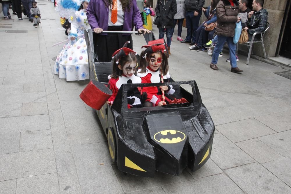 Un concurrido desfile de disfraces infantil inaugura las jornadas de comparsas en Marín