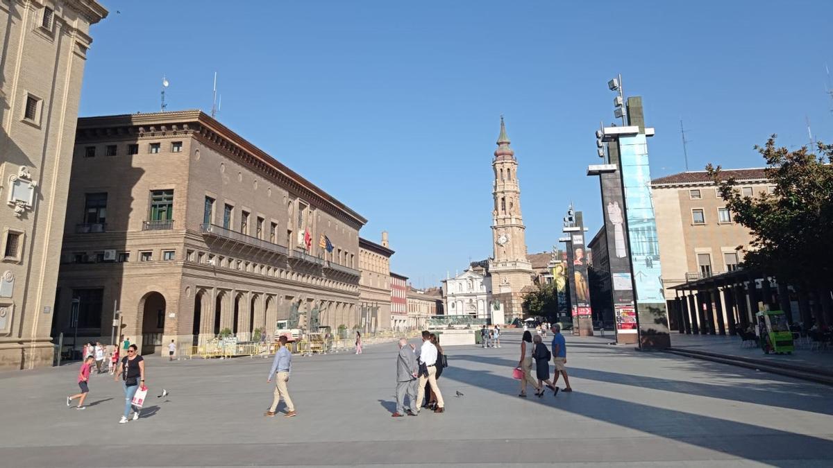 Imagen de archivo de la plaza del Pilar en un día soleado.