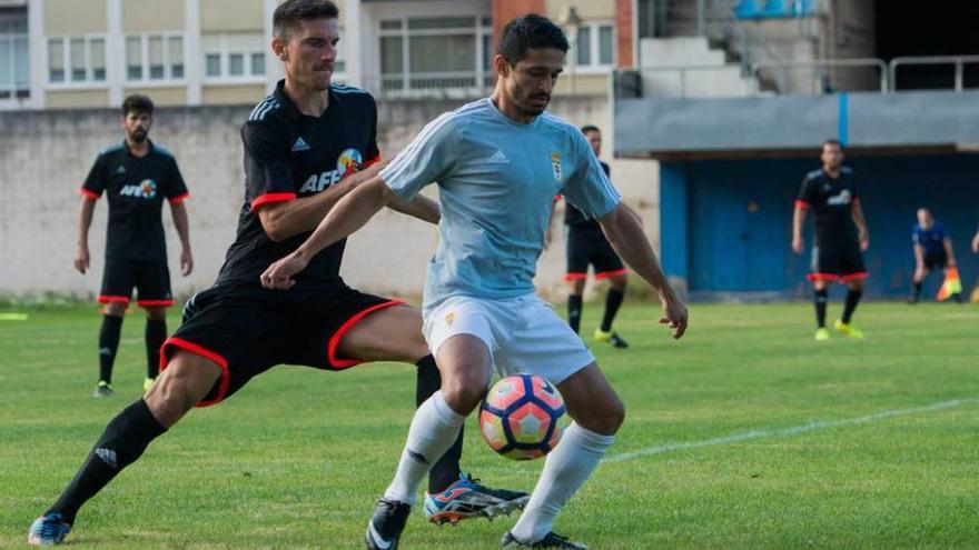 Jonathan Pereira, con el balón, presionado por un jugador de la selección AFE.