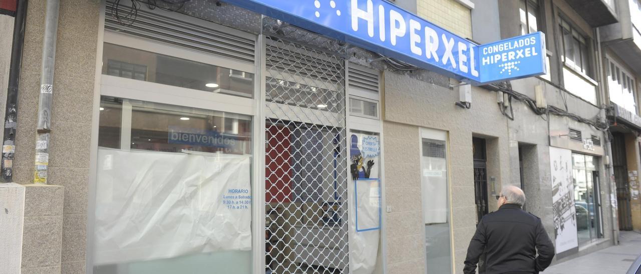 Fachada de una de las antiguas tiendas Hiperxel en A Coruña, ahora cerradas.