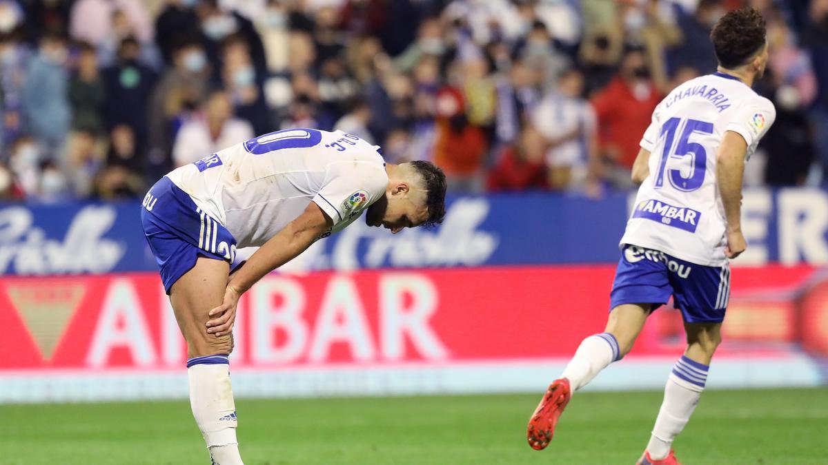 Álvaro se lamenta tras mandar al poste el penalti ante el Huesca.