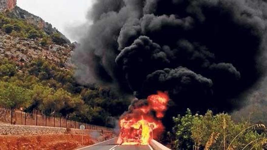 Un cortocircuito en el motor causó el fuego en un autobús en Valldemossa