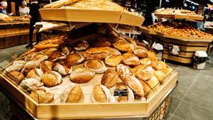 Las claves de la OCU para saber si el pan del supermercado es congelado o de obrador. 