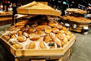 Las claves de la OCU para saber si el pan del supermercado es congelado o de obrador. 
