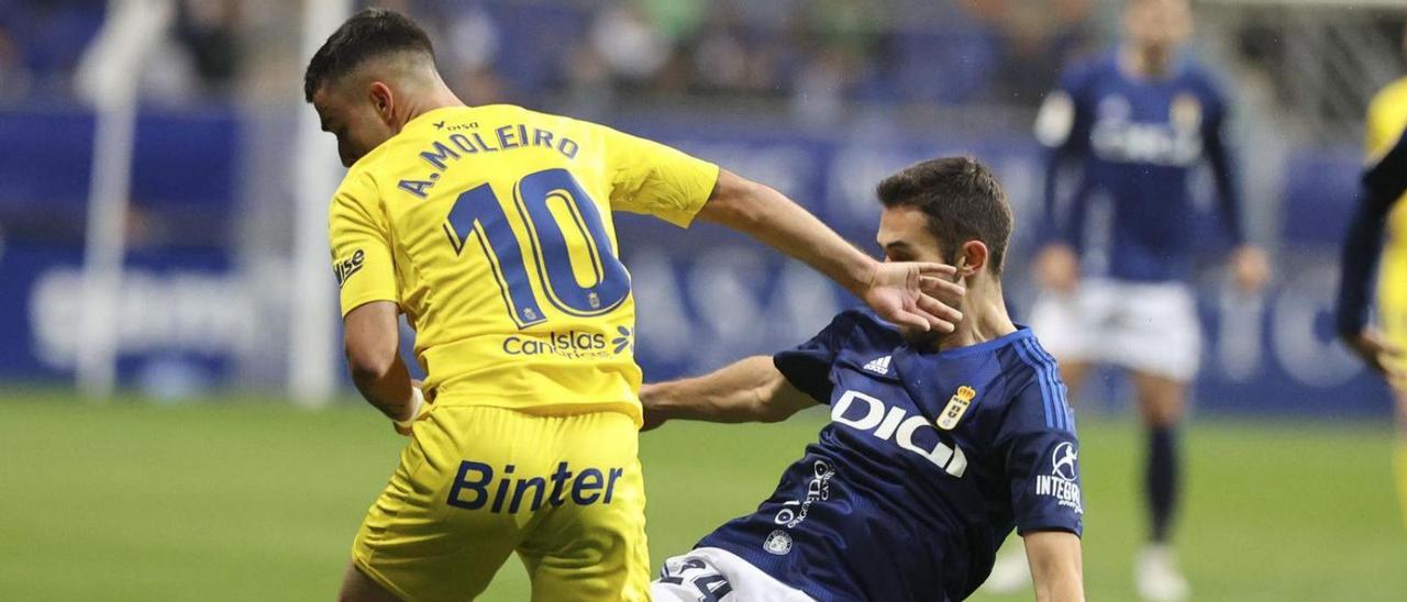 Lucas trata de arrebatarle el balón a Moleiro, de Las Palmas. | Irma Collín