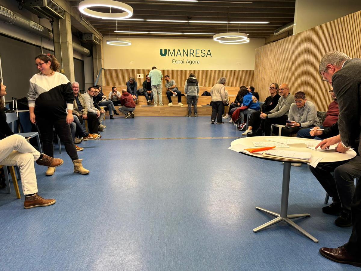 Fotografia de la reunió celebrada divendres a Manresa convocada per la Federació d'Autoescoles de Barcelona