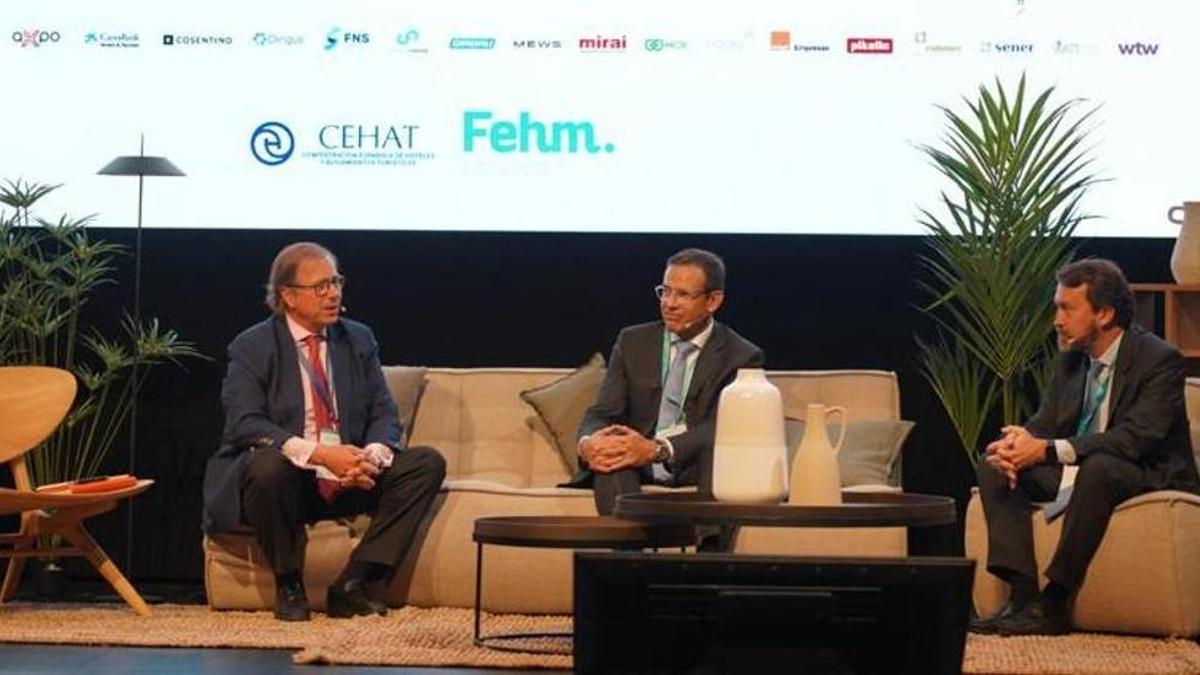 Ramón Estalella, secretario general de la patronal CEHAT, Jaume Masana, director de Negocio de CaixaBank, e Ignacio de la Torre, socio de Arcano Partners.