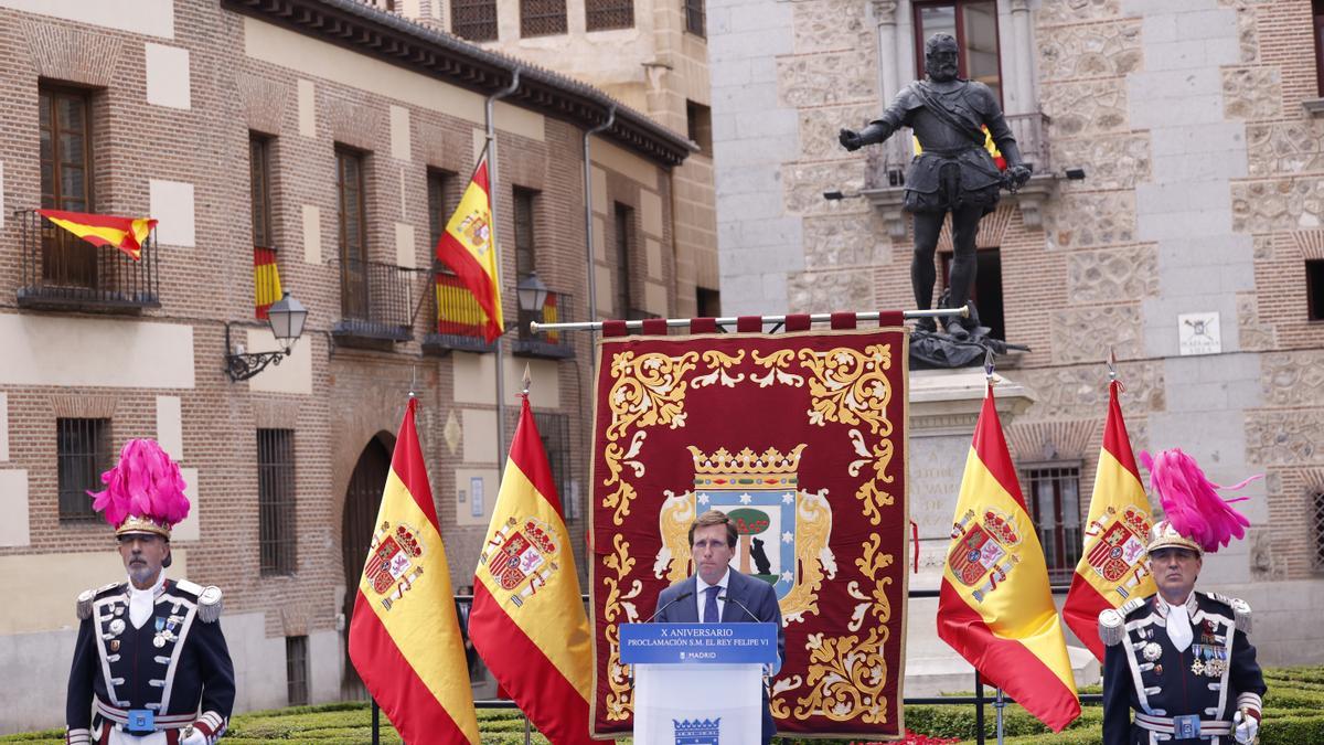 El alcalde de Madrid, José Luis Martínez-Almeida, durante la lectura del bando por los diez&lt; años de reinado de Felipe VI.