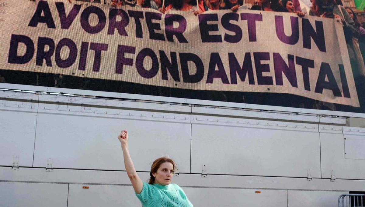 França es converteix en el primer país a protegir l’avortament a la Constitució