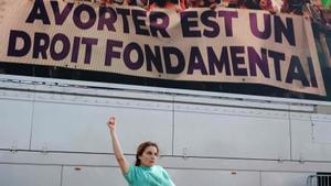 França es converteix en el primer país a protegir l’avortament a la Constitució