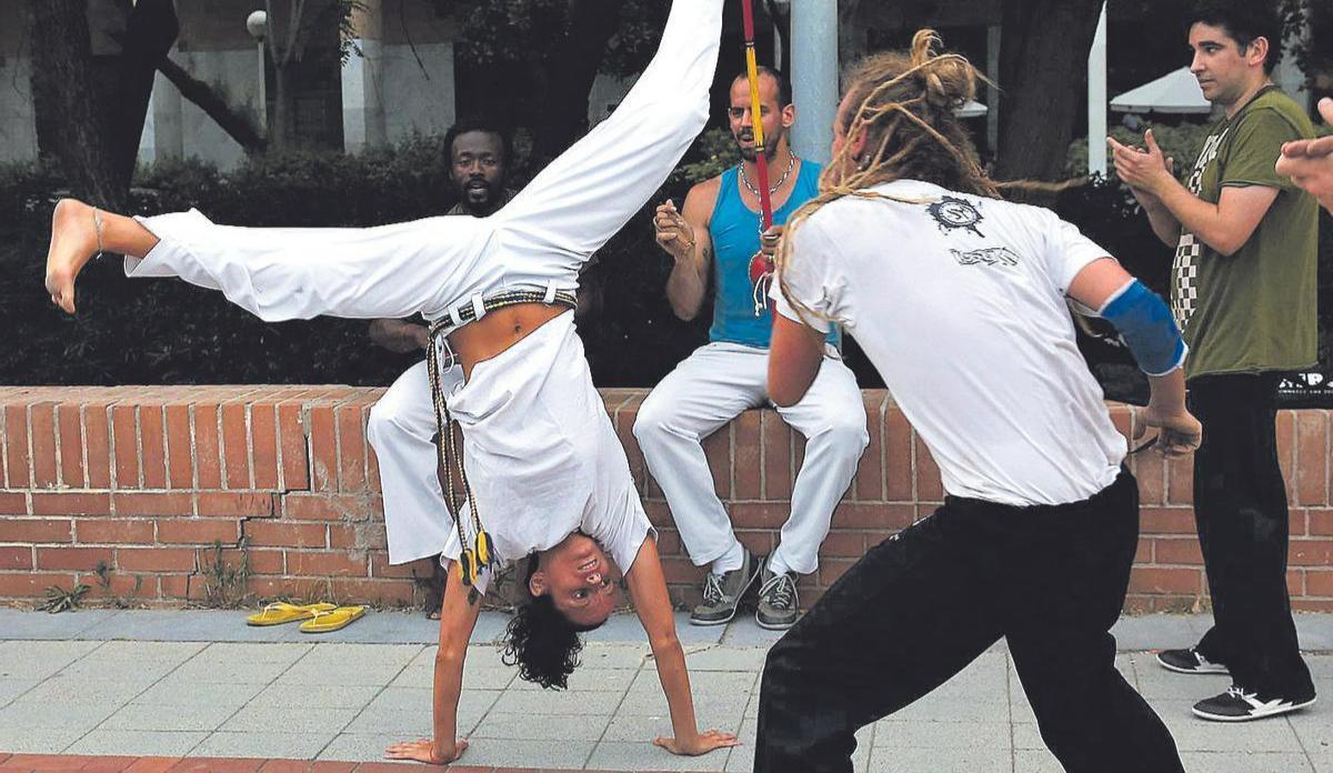 Clases de capoeira en una plaza,