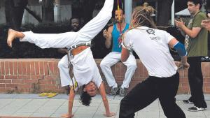 Clases de capoeira en una plaza,