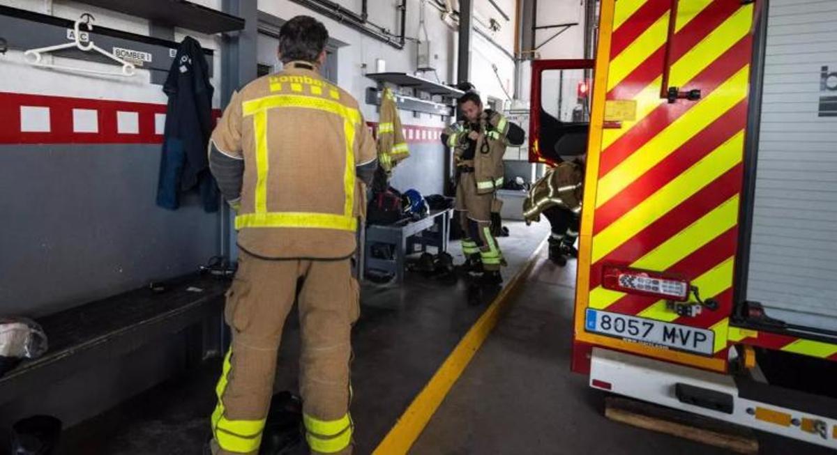 Dos bombers en una imatge d'arxiu