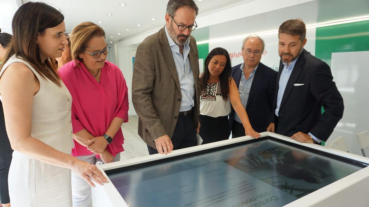 El delegado del Gobierno de la Junta de Andalucía en Córdoba, Adolfo Molina, ha visitado el autobús.