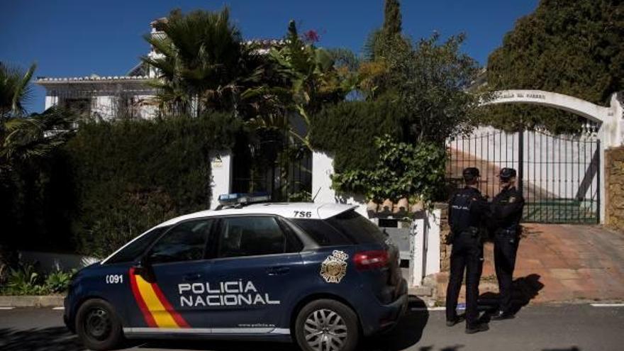 Exterior de la vivienda de Estepona donde un hombre mató a su mujer en la noche del sábado.