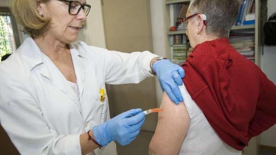 Una mujer recibe la vacuna contra la gripe.