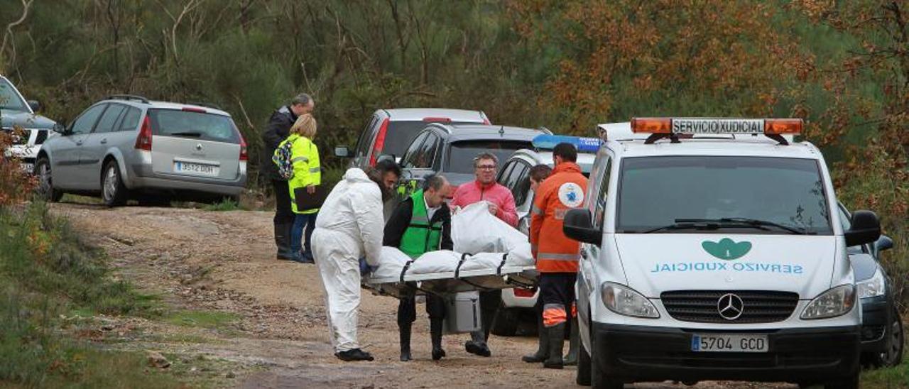 El personal forense traslada el cuerpo de la víctima tras ser desenterrado, en diciembre de 2018. // I. OSORIO