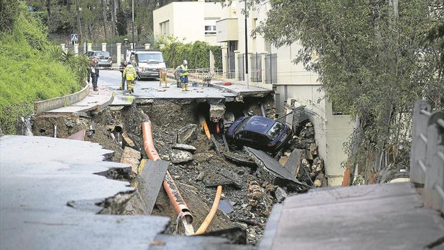 Una fuerte tromba de agua anega viviendas y calles en Málaga