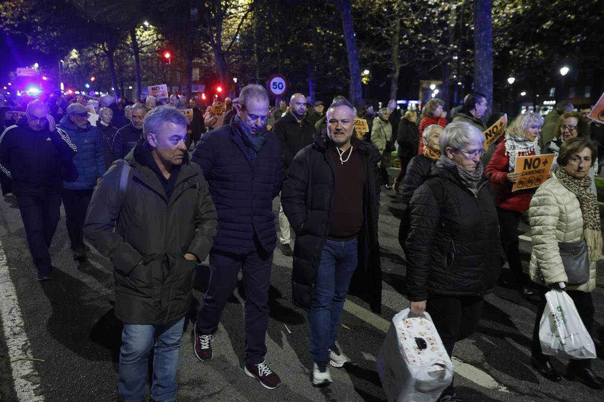 La última manifestación del 2025 contra el tráfico pesado por Príncipe de Asturias, en imágenes