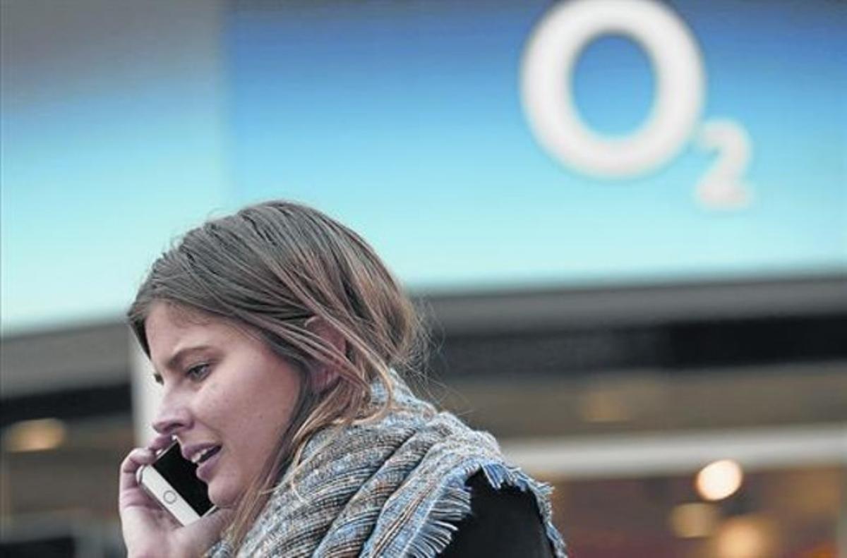 Una dona parla per telèfon mòbil davant d’una botiga d’O2, ahir a Londres. Una dona parla per telèfon mòbil davant d’una botiga d’O2, ahir a Londres.