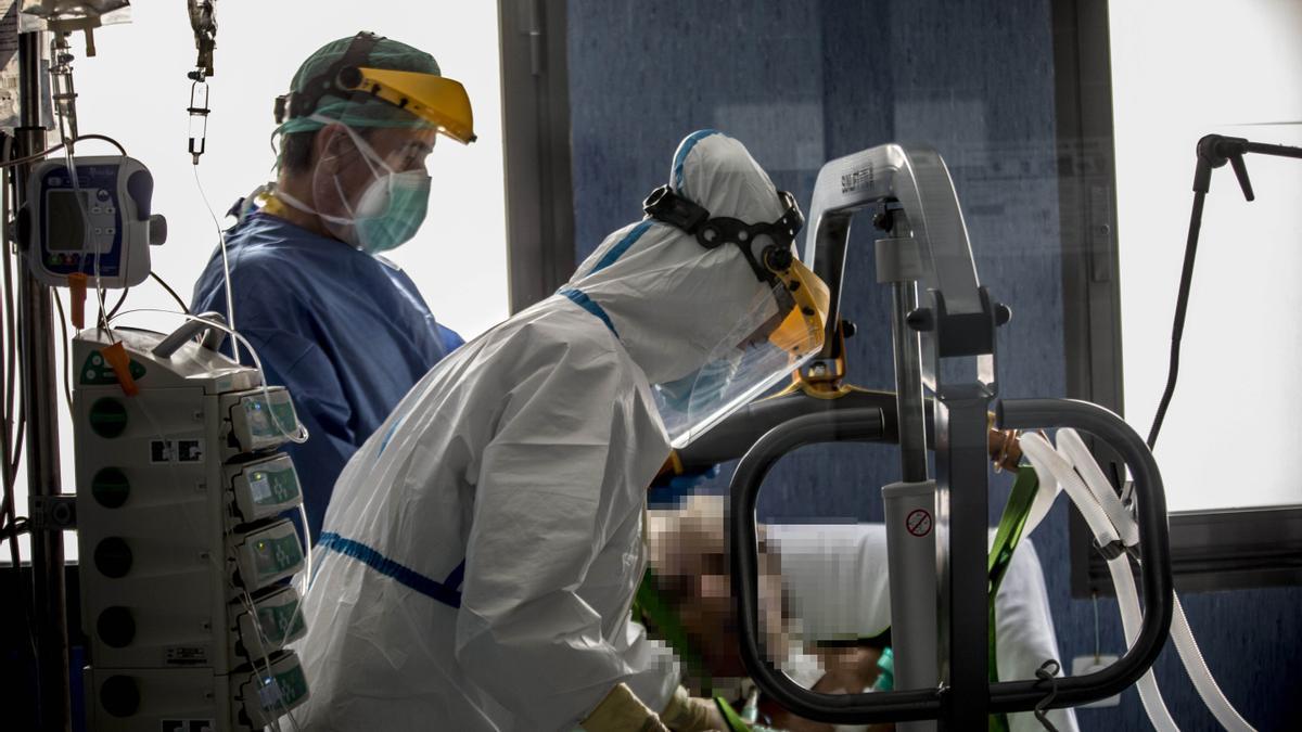 Personal de la UCI del Hospital de Sant Joan atiende a un paciente con coronavirus.