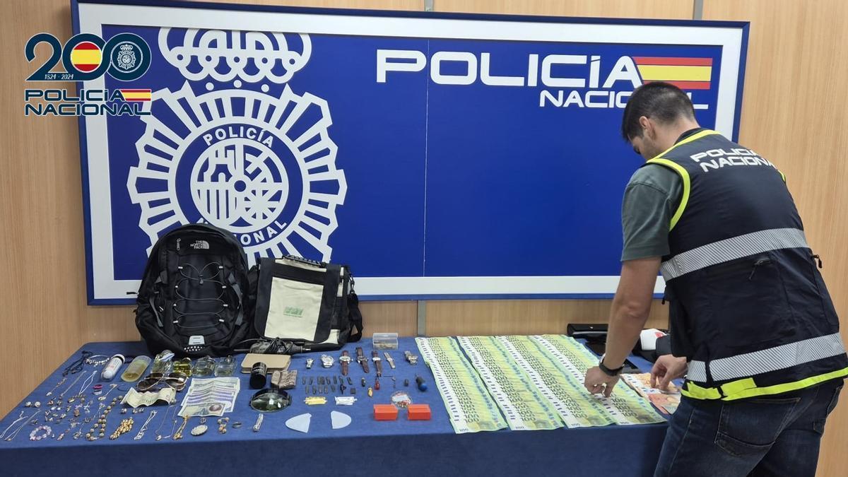 La Policía Nacional muestra los objetos incautados a la banda giorgiana