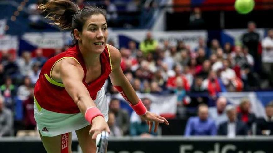 Muguruza se estira por una bola, ayer ante Pliskova. // M. Divisek