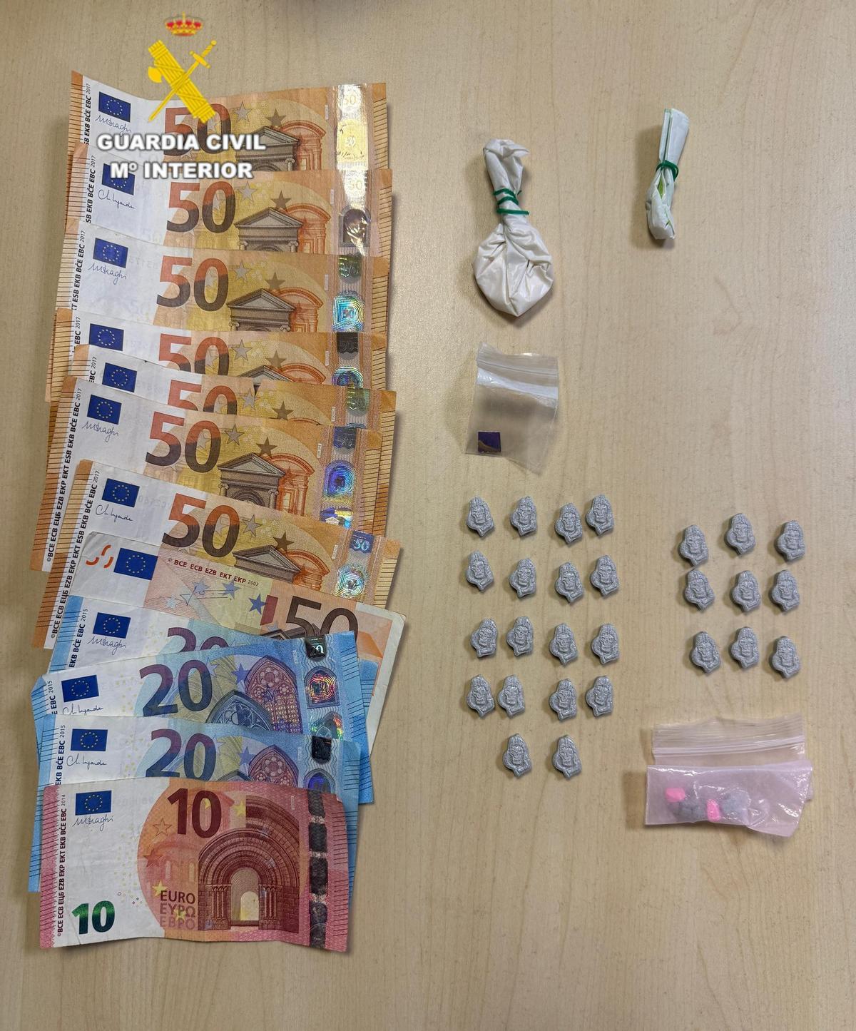 Material y efectivo incautado por la Guardia Civil de Burriana.